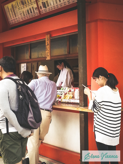 Miko che vende gli amuleti al Fushimi Inari