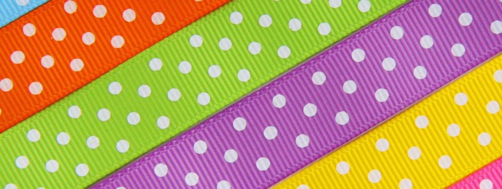 Nastrini colorati come segno di riconoscimento per le valigie