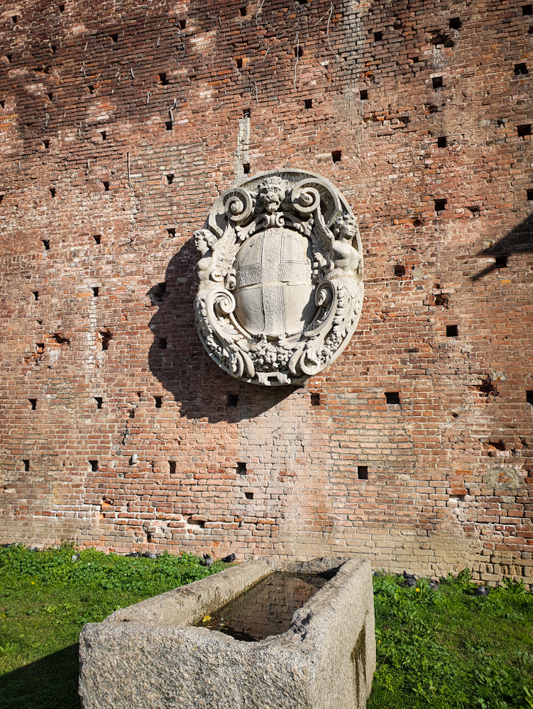 Sarcofago nel Cortile delle Armi del Castello Sforzesco