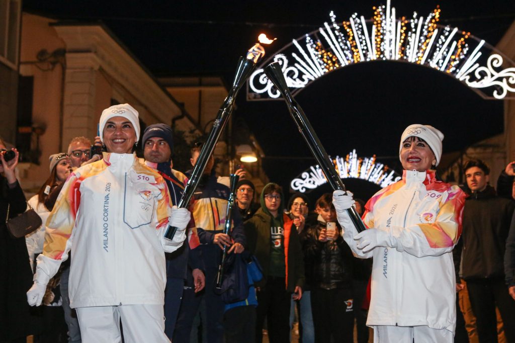 Due tedofori si passano la Fiamma Olimpica a Termoli