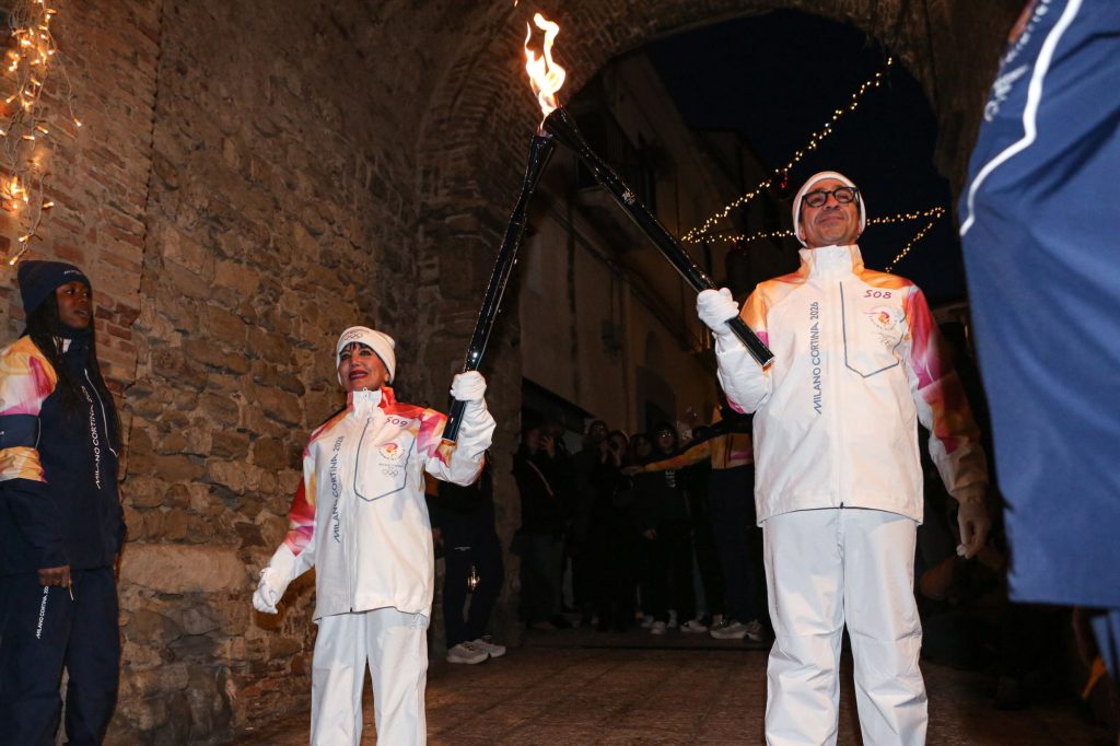 Un tedoforo che porta la Torcia Olimpica a Termoli