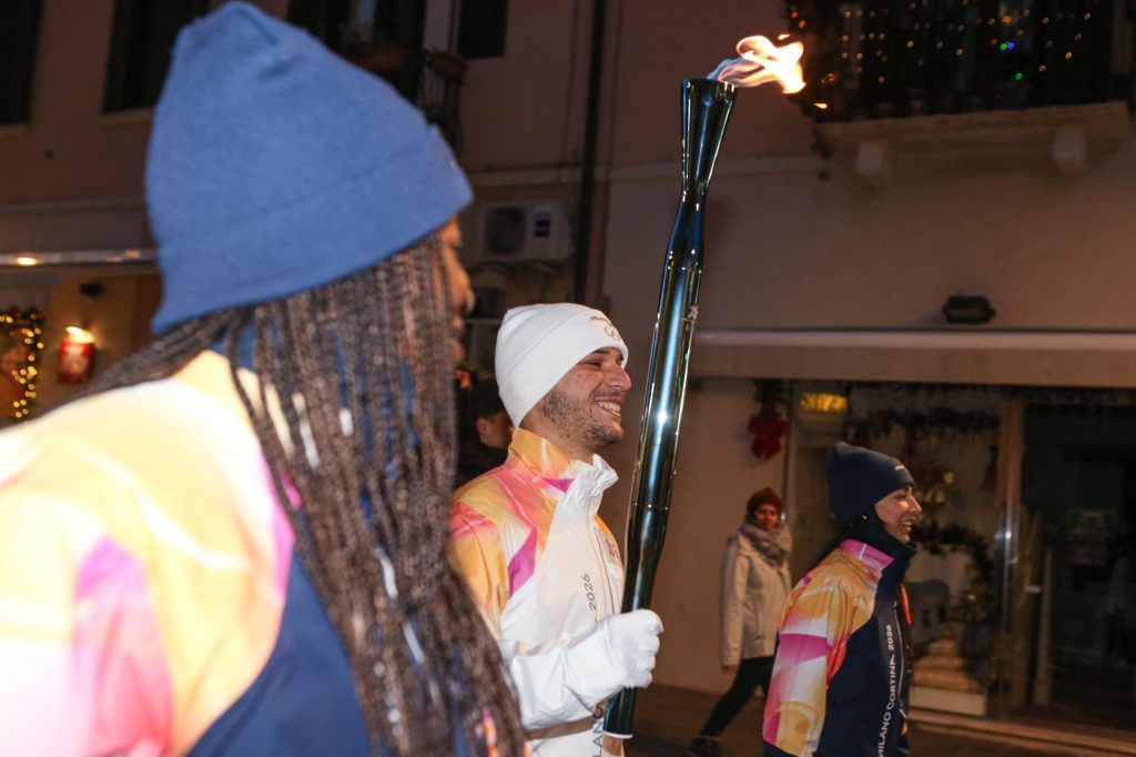 Un tedoforo che porta la Torcia Olimpica a Termoli