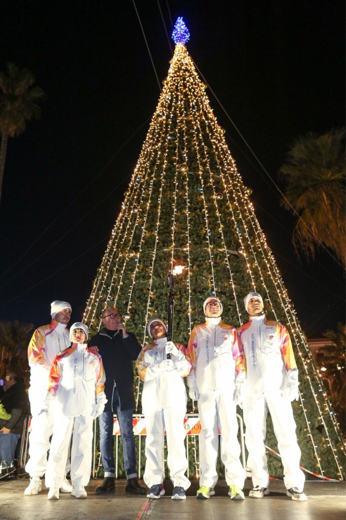 Il Sindaco Balice insieme a tutti i tedofori con la Torcia Olimpica a Termoli